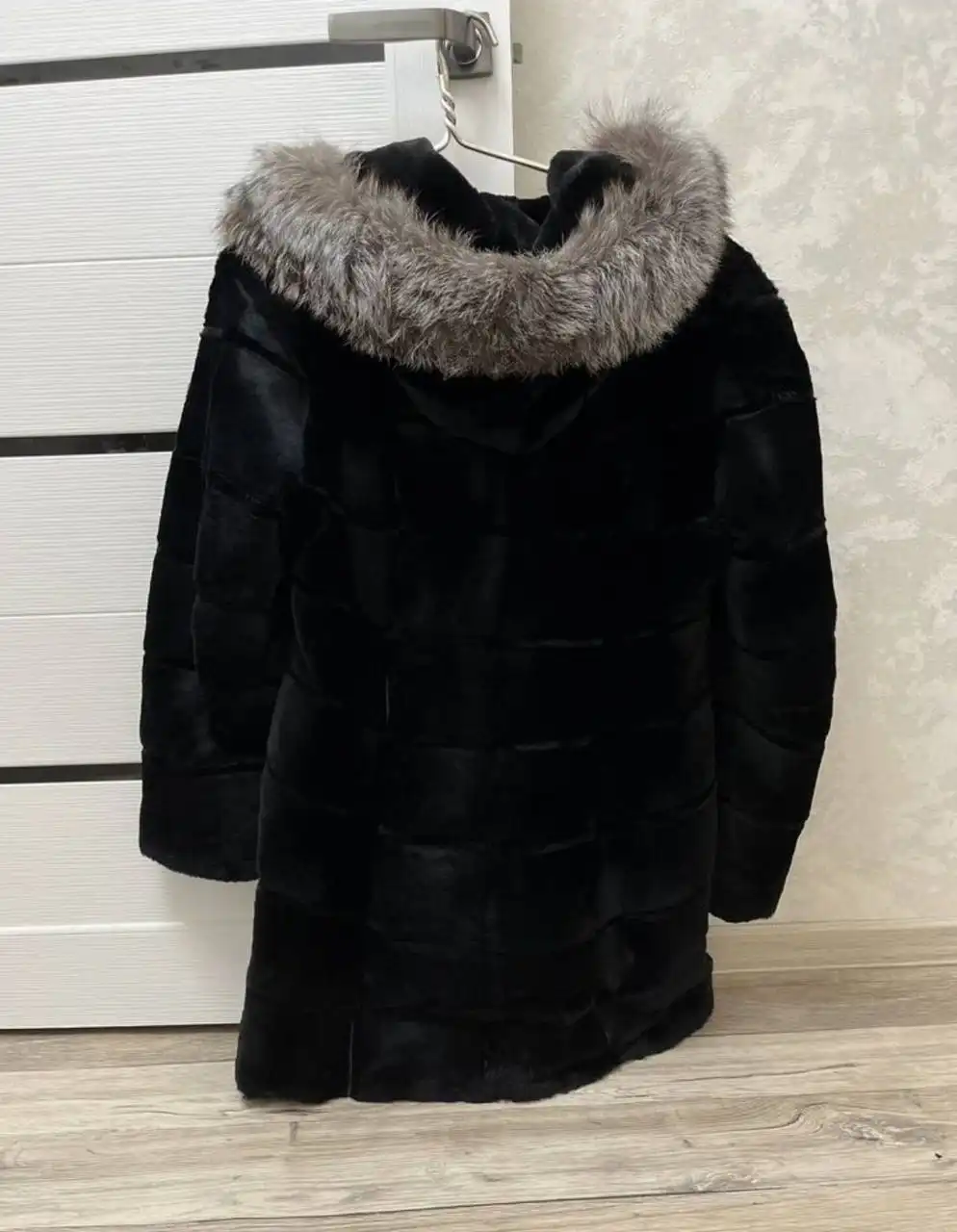 Натуральная мутоновая шуба с капюшоном из чернобурки