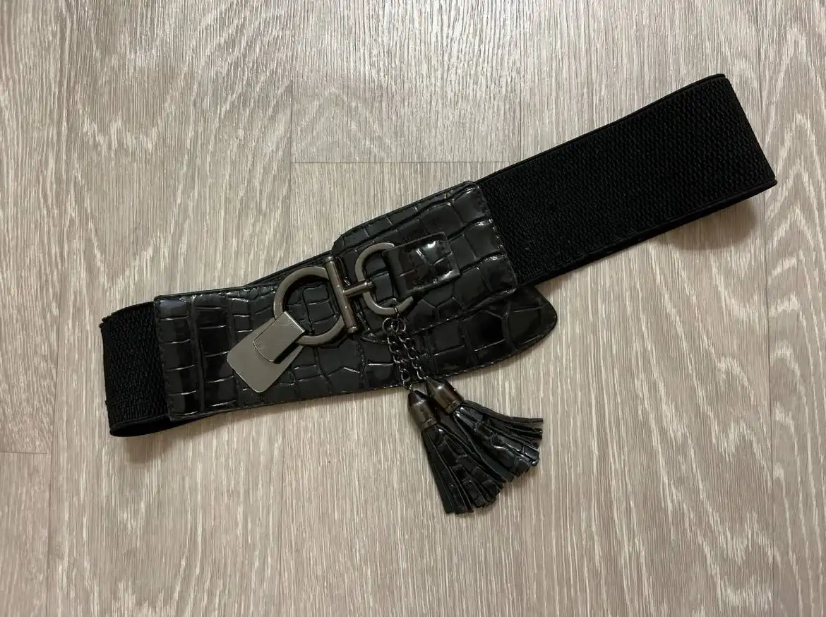 Натуральная мутоновая шуба с капюшоном из чернобурки