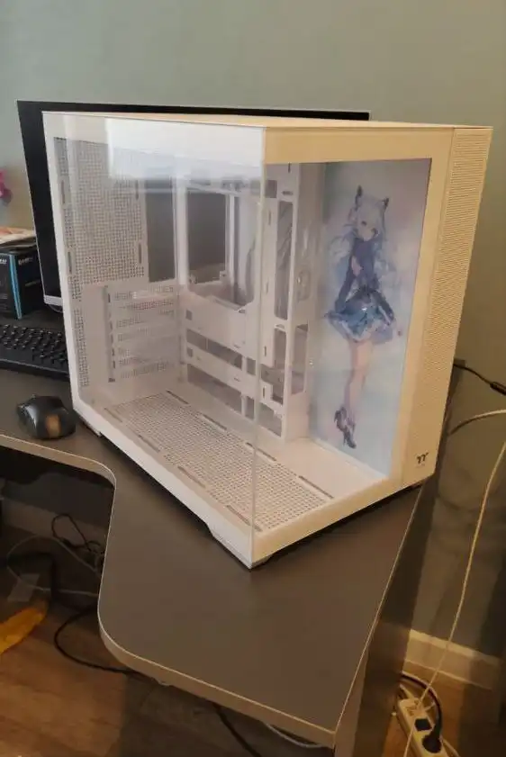 Новый корпус для компьютера с четырьмя вентиляторами