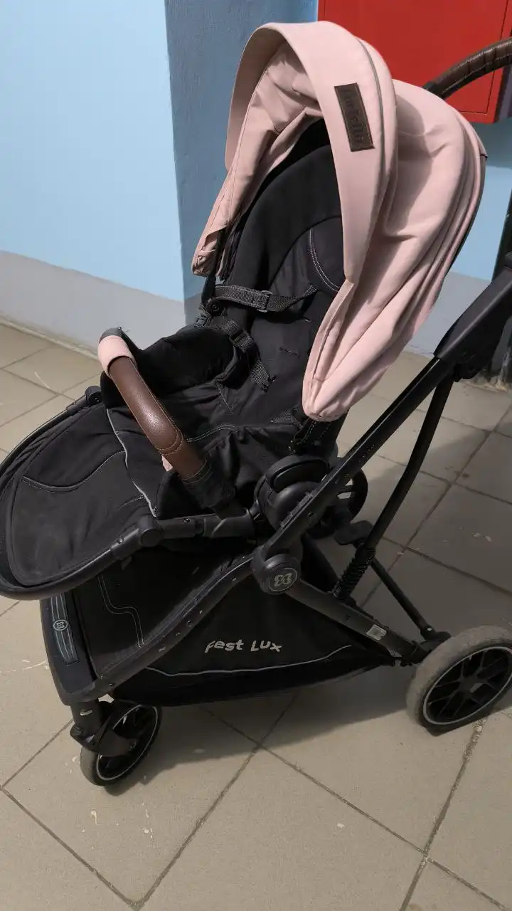 Продам прогулочную коляску с реверсивным блоком - Коляски (Товары для детей) в Томск