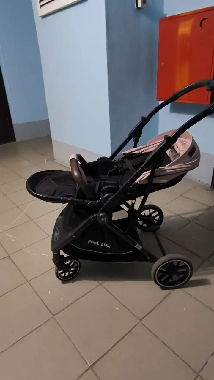 Продам прогулочную коляску с реверсивным блоком - Коляски (Товары для детей) в Томск