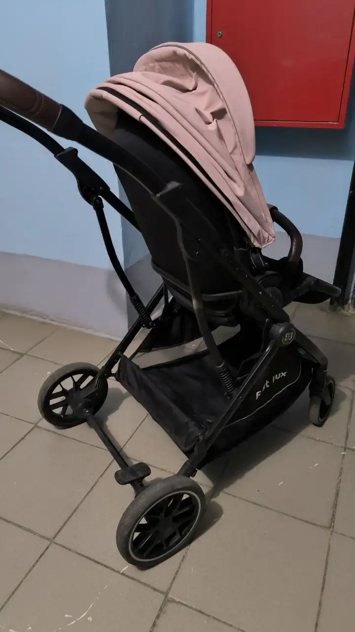 Продам прогулочную коляску с реверсивным блоком - Коляски (Товары для детей) в Томск