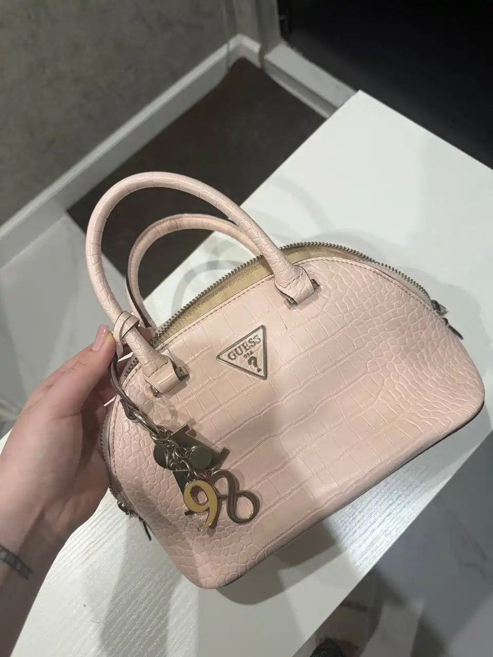 Сумки Guess разных цветов - Сумки (Одежда) в Томск