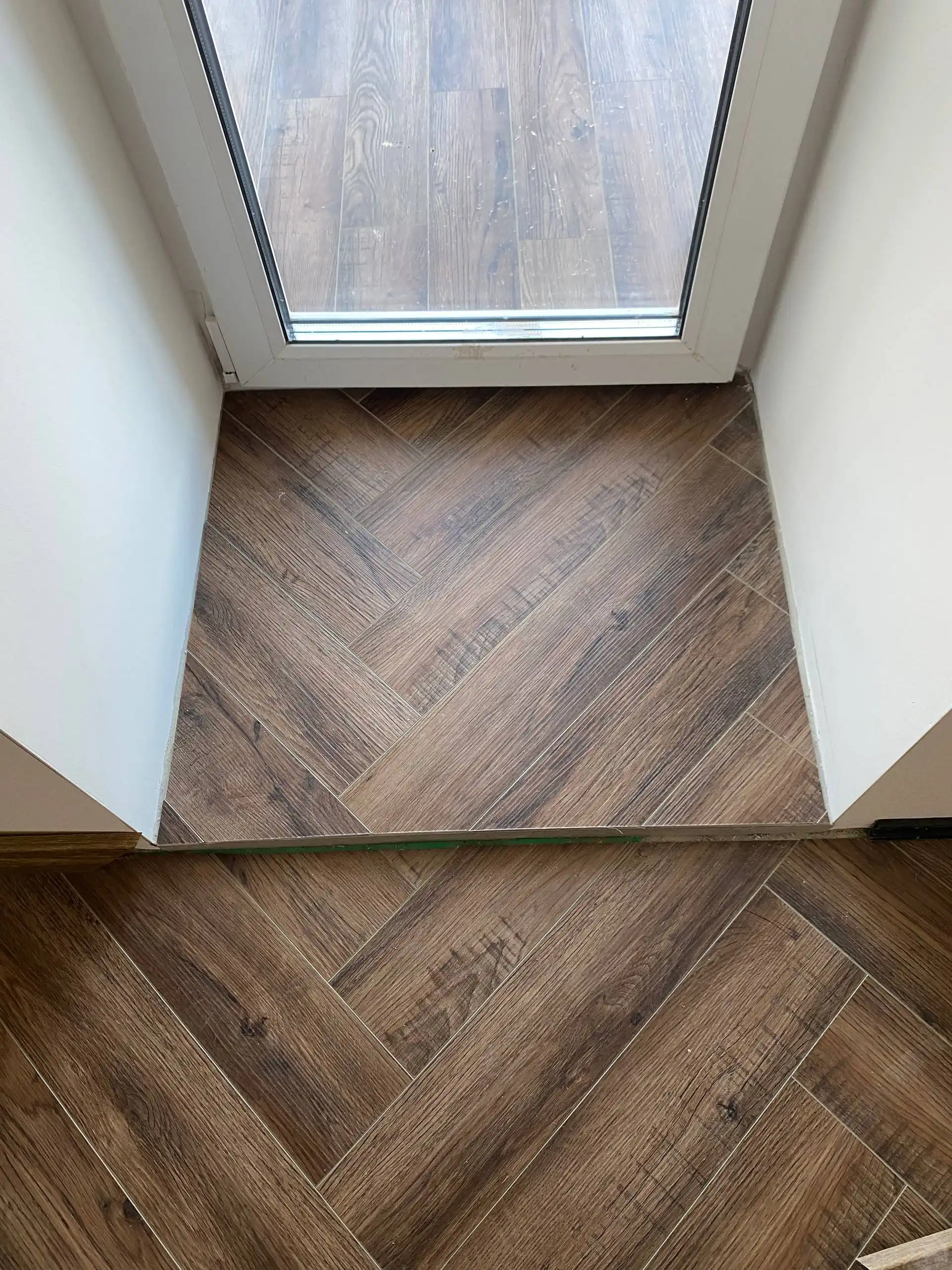 Услуги по укладке напольных покрытий и монтажу плинтусов - Ремонт и строительство (Услуги) в Томск