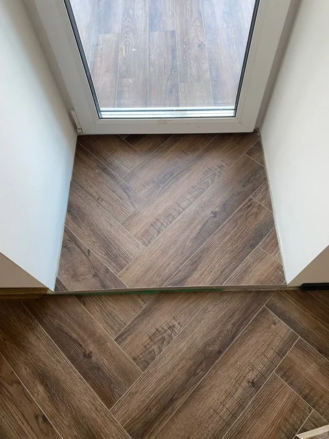 Услуги по укладке напольных покрытий и монтажу плинтусов - Услуги в Томск