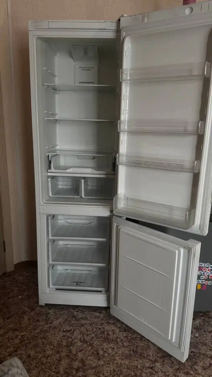 Продам б/у холодильник Indesit - Холодильники (Для дома и дачи) в Томск