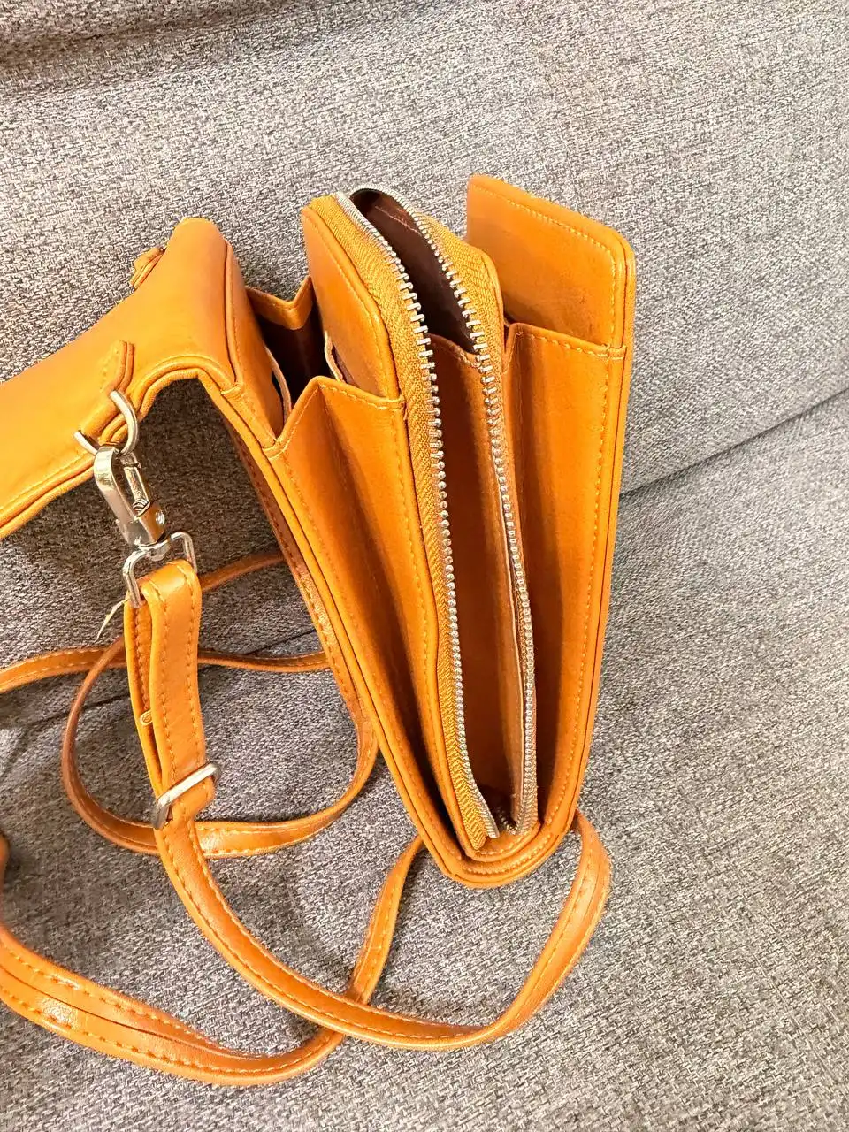 Маленькая сумочка на длинном ремешке - Сумки и аксессуары (Одежда) в Томск