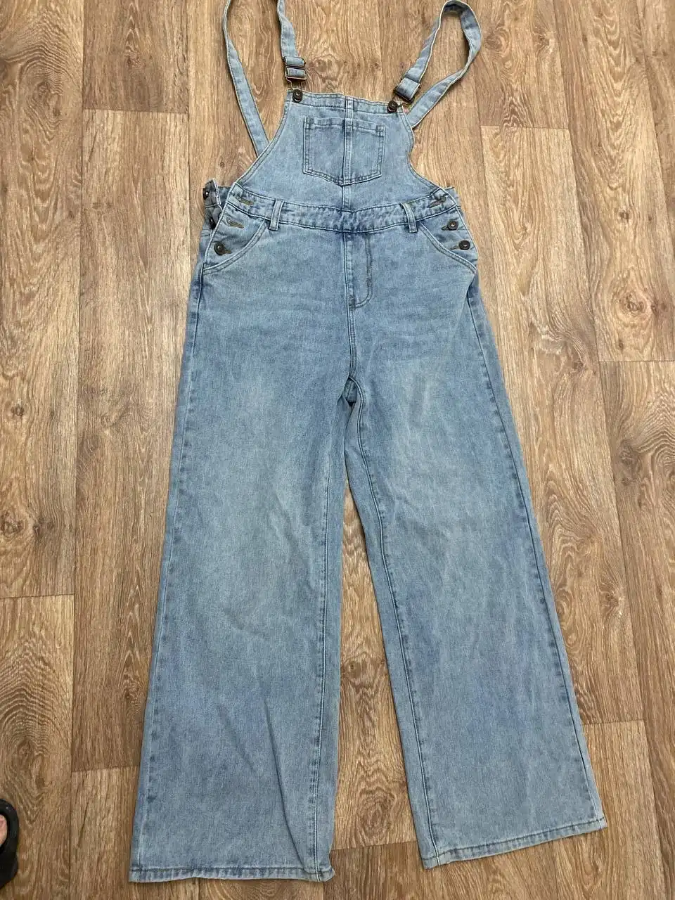 Джинсовый комбинезон размер М - Комбинезоны (Одежда) в Томск