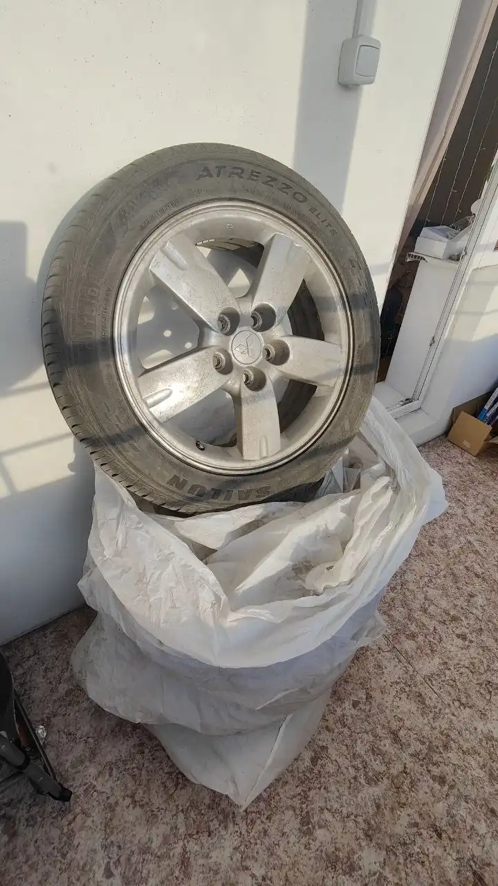 Продам летние шины 215/55 R17 на дисках Mitsubishi - Шины и диски (Запчасти) в Томск