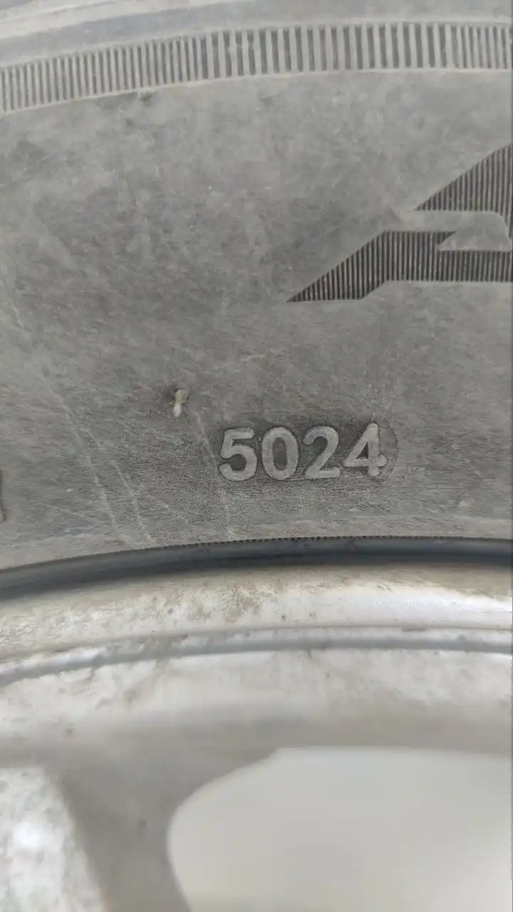 Продам летние шины 215/55 R17 на дисках Mitsubishi - Шины и диски (Запчасти) в Томск