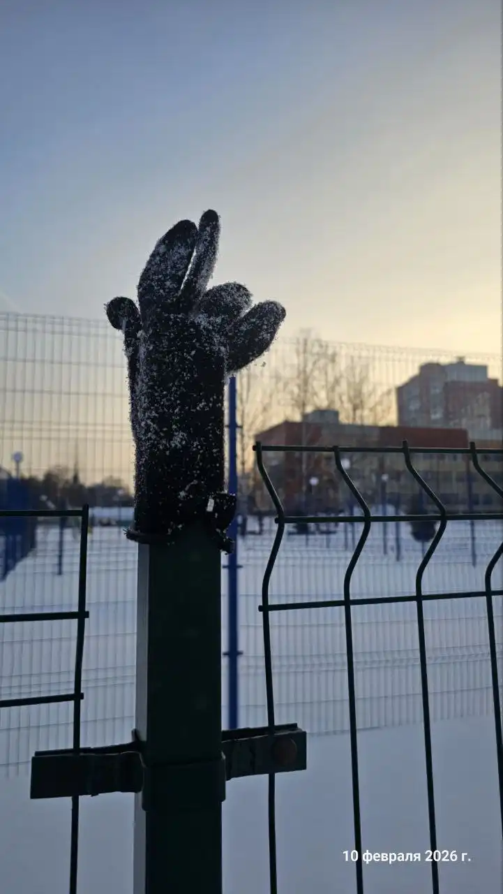 Перчатка с бантиком на заборе школы - Барахолка в Томск