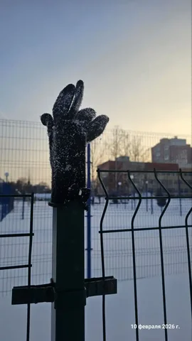 Перчатка с бантиком на заборе школы - Ключи в Томск