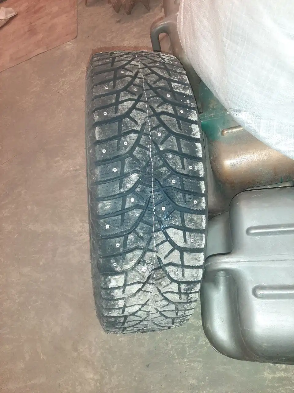 Продам зимнюю резину Bridgestone новую - Автошины (Барахолка) в Томск