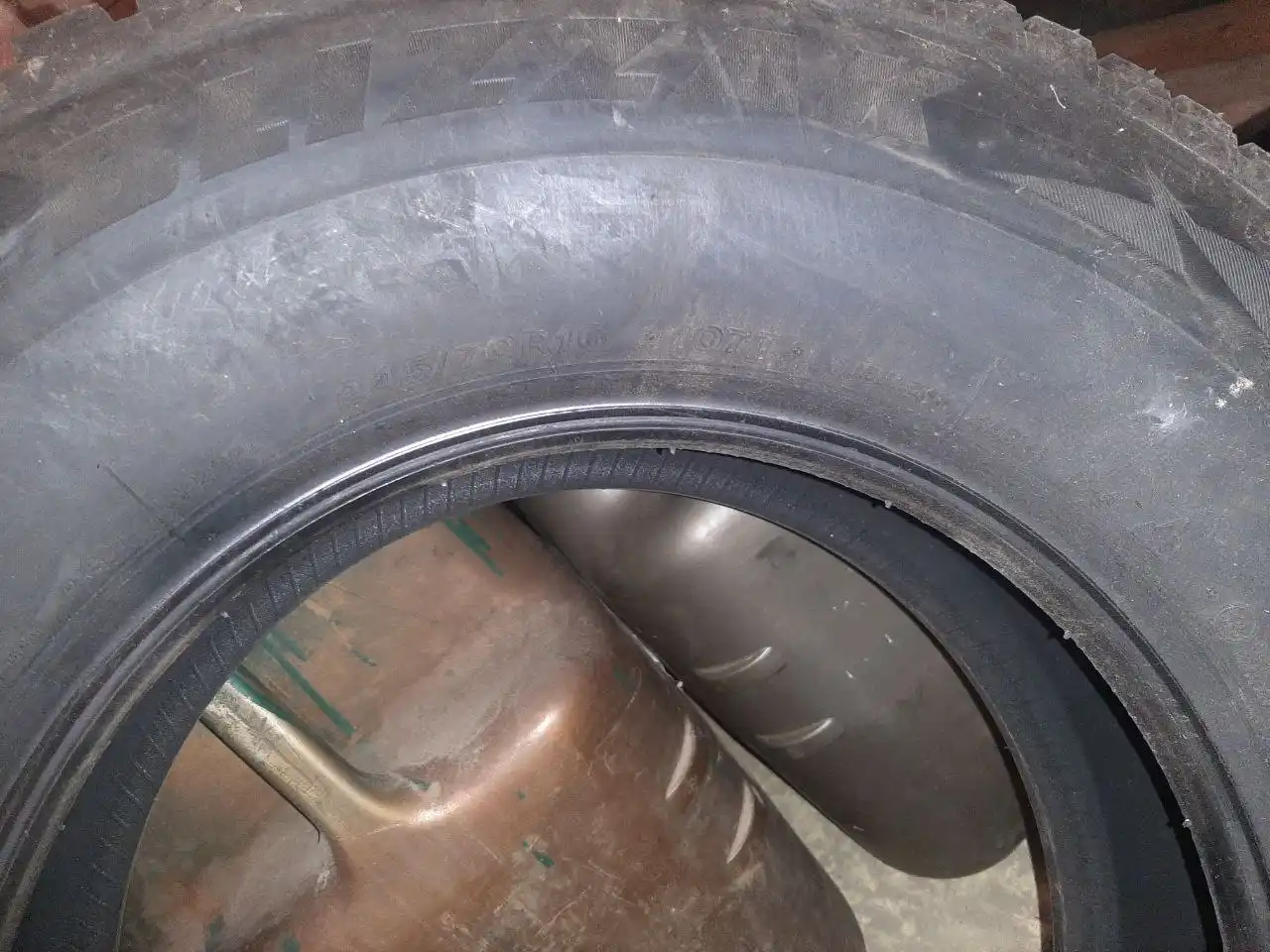 Продам зимнюю резину Bridgestone новую - Автошины (Барахолка) в Томск