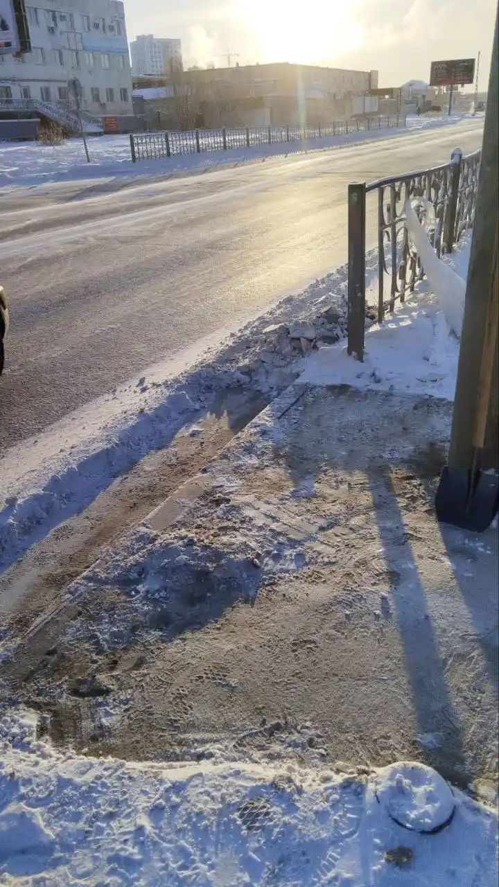 Работа муниципальных дворников по уборке снега