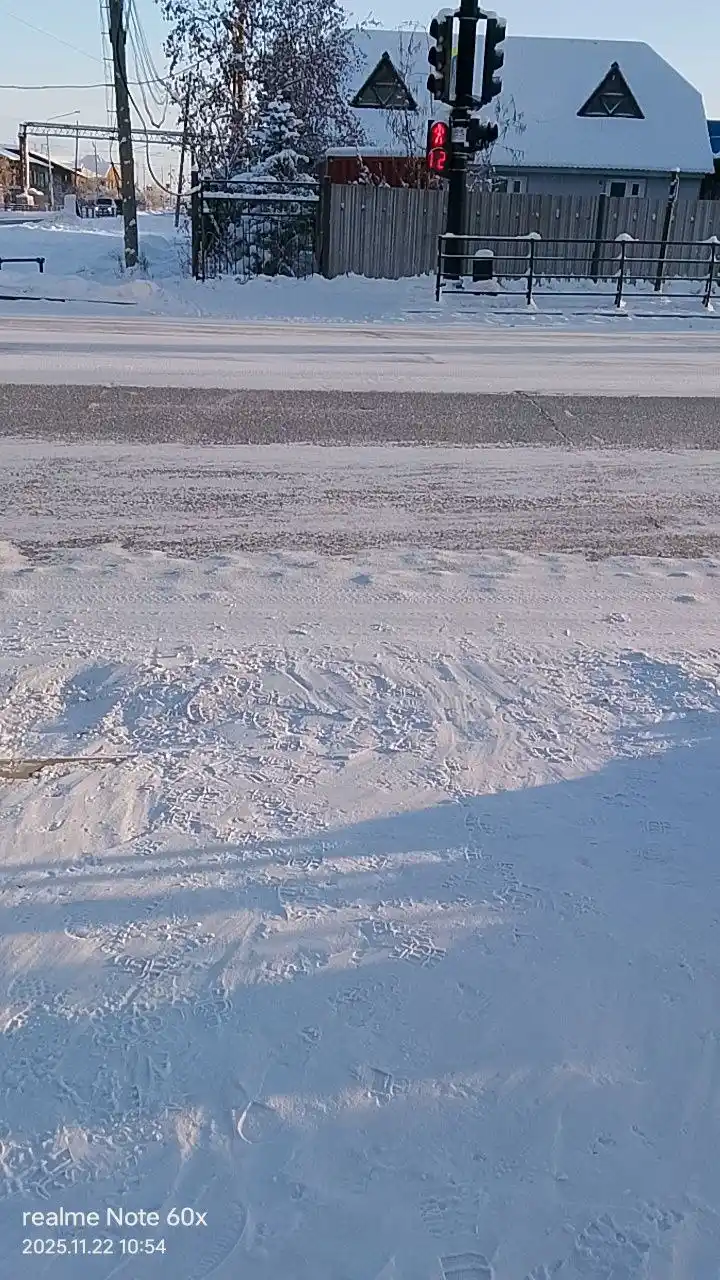 Работа муниципальных дворников по уборке снега