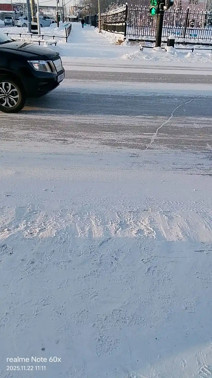 Работа муниципальных дворников по уборке снега