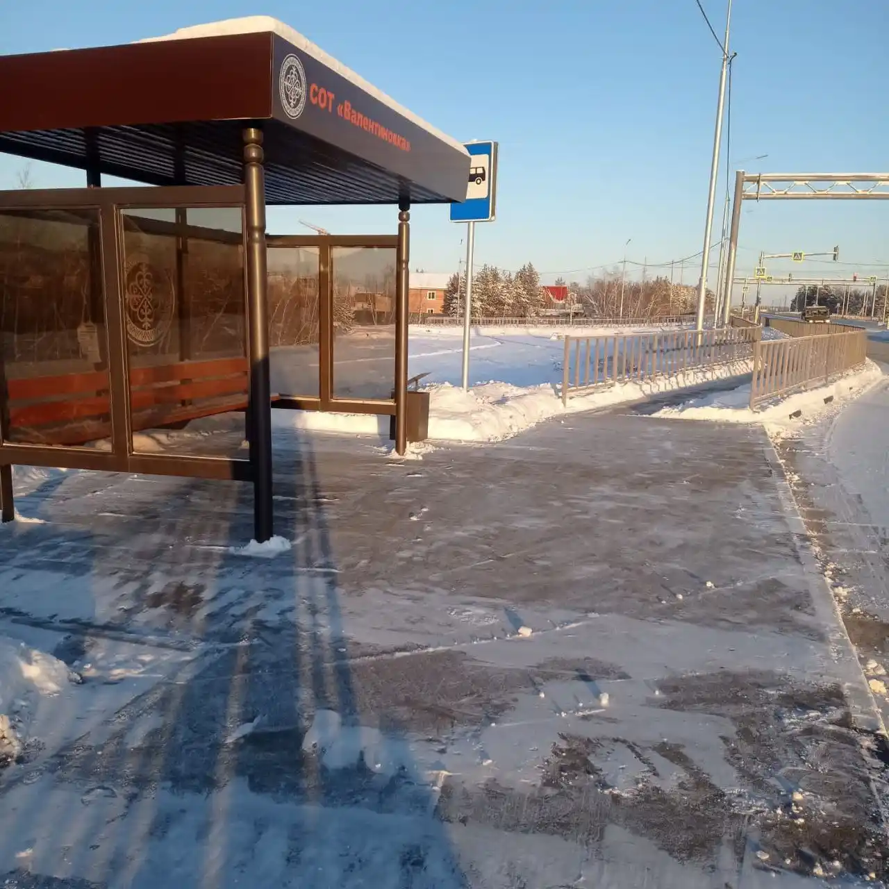 Сосед расчистил снег на тротуаре в Автодорожном округе