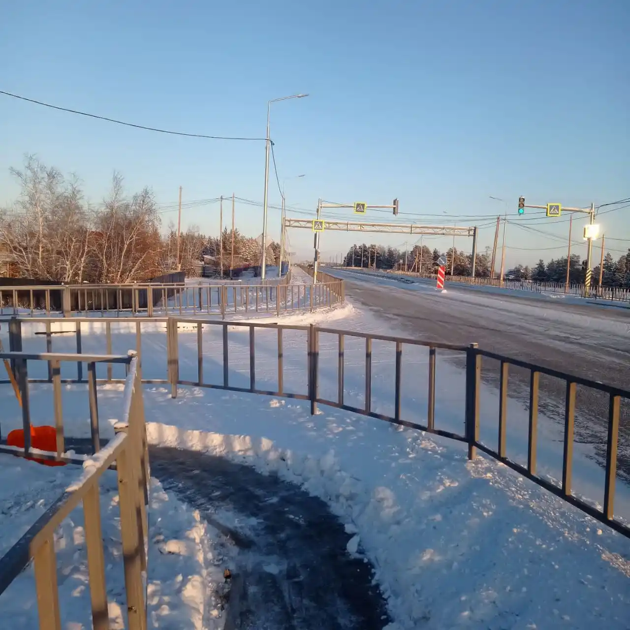 Сосед расчистил снег на тротуаре в Автодорожном округе