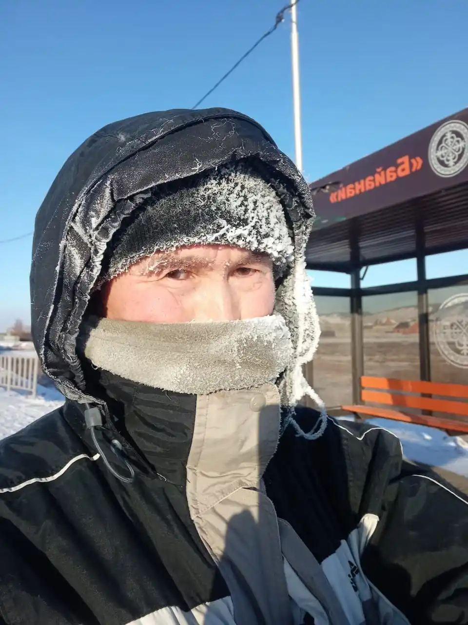 Сосед расчистил снег на тротуаре в Автодорожном округе