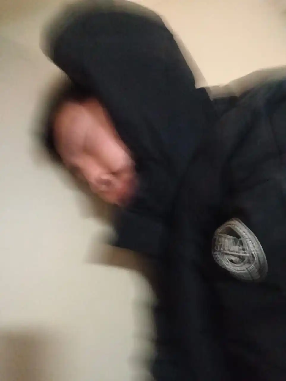 В "Звездном" дебошир разнес подъезд и завалился спать