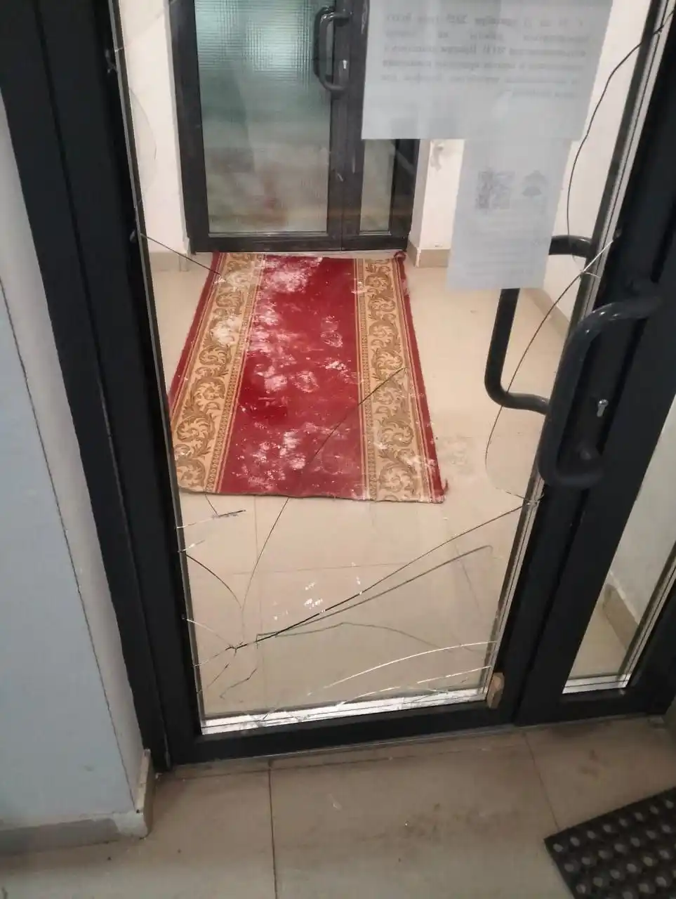 В "Звездном" дебошир разнес подъезд и завалился спать