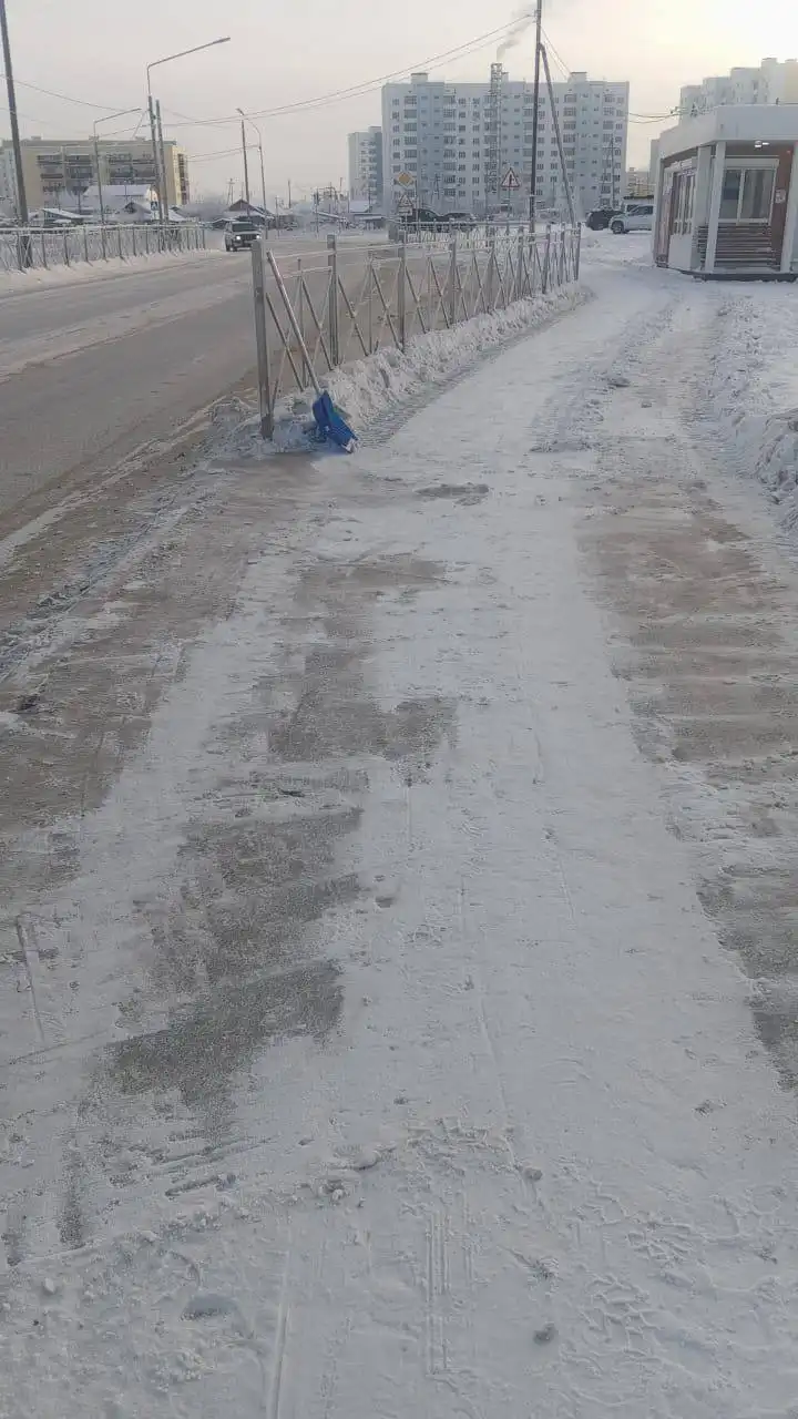 Работа муниципальных дворников по уборке снега и мусора