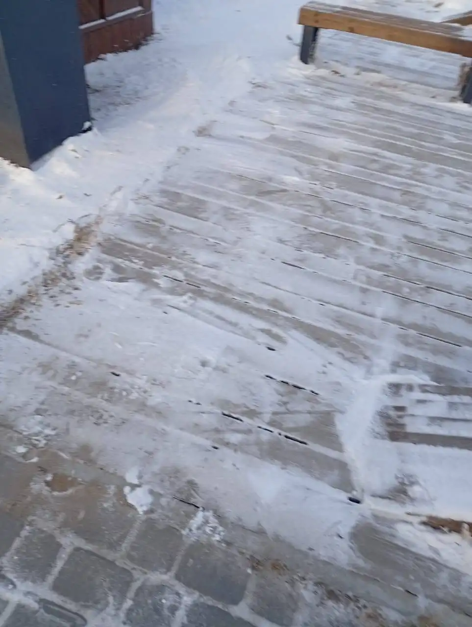 Работа муниципальных дворников по уборке снега и мусора