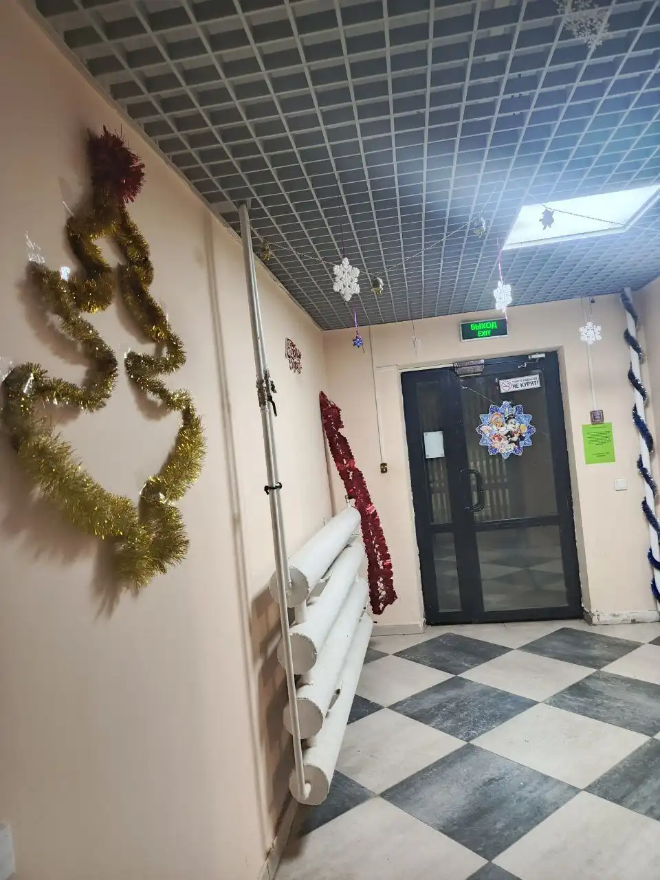 Украшение подъезда в микрорайоне Звёздный