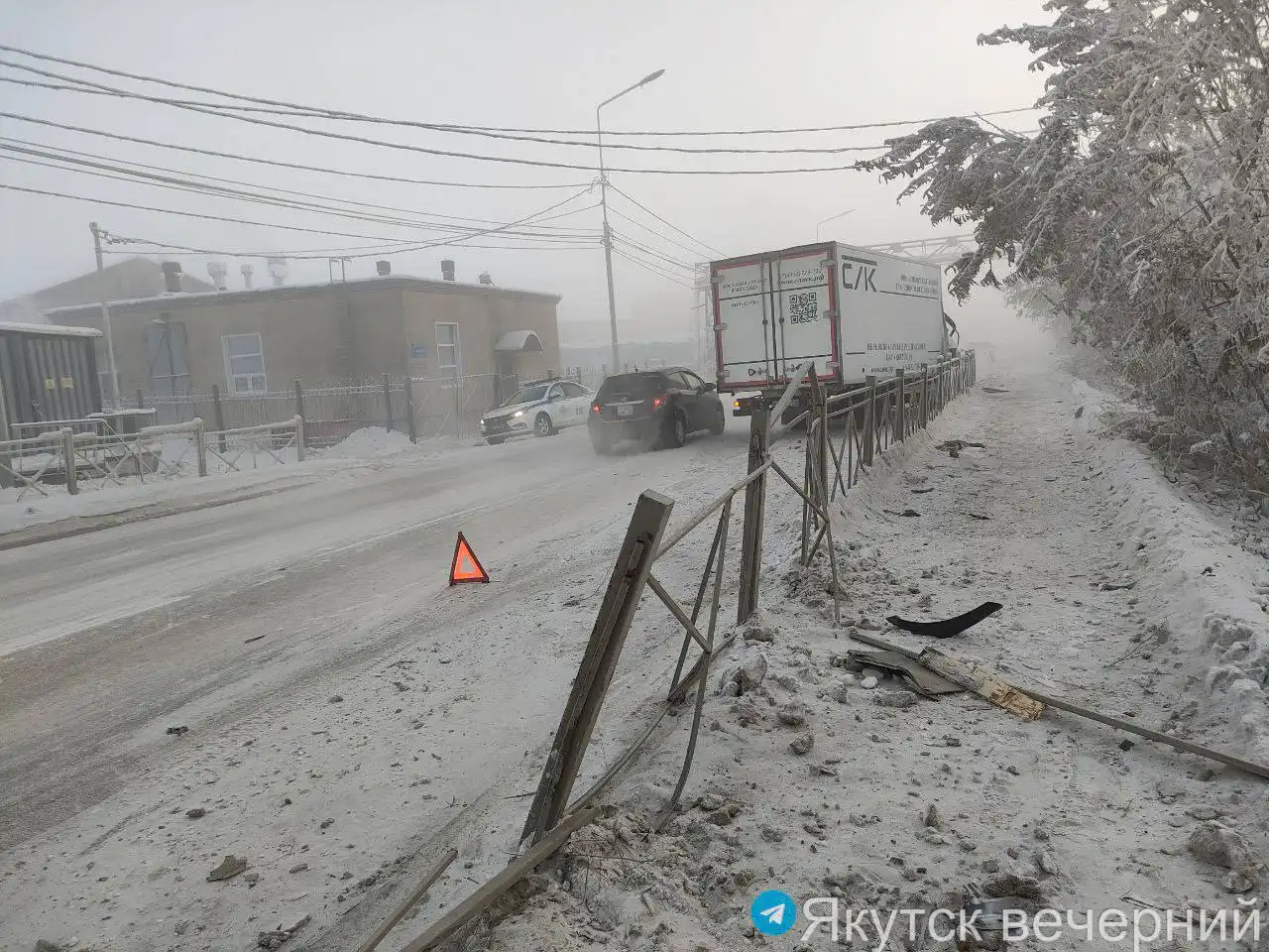 Повреждение тротуарной перегородки и грузовика