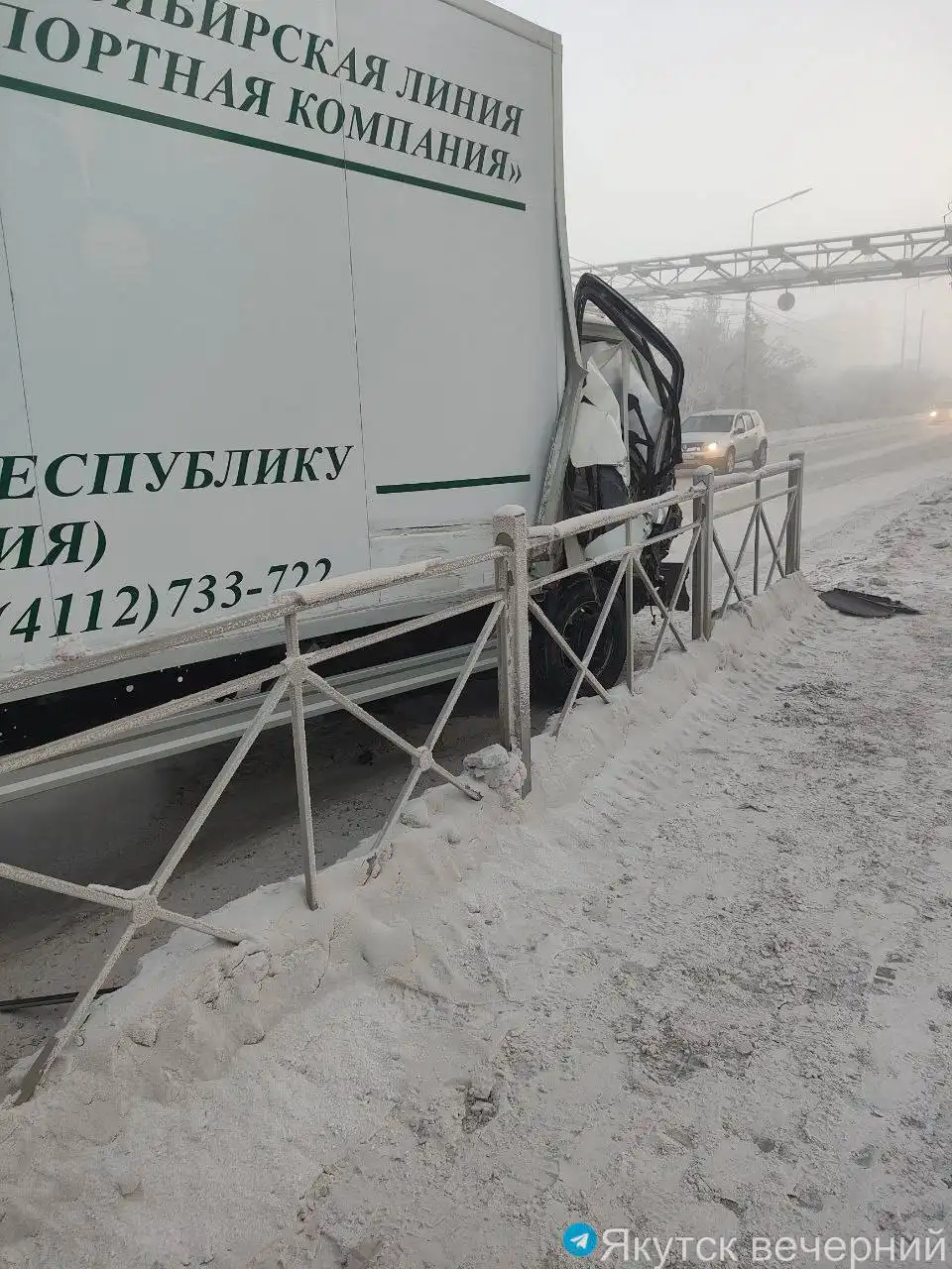 Повреждение тротуарной перегородки и грузовика