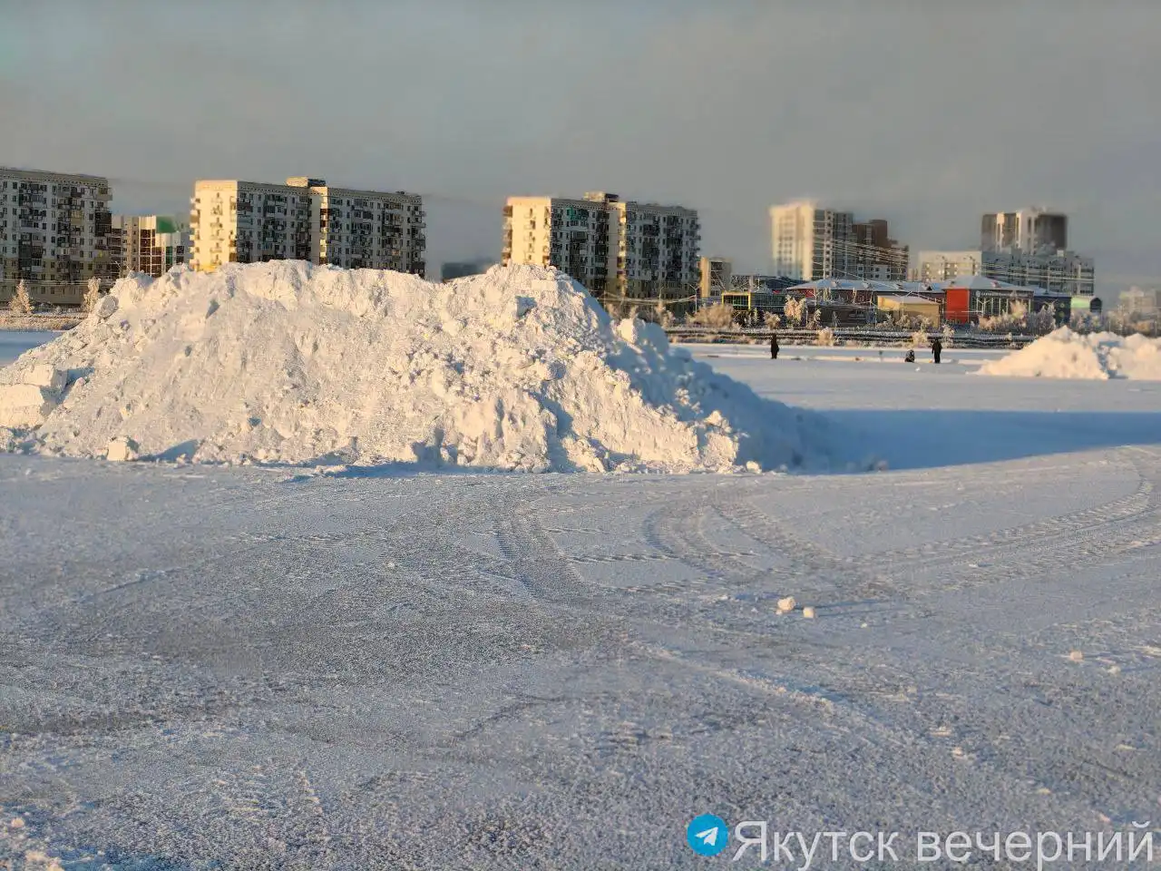Строительство ледового городка на озере Сайсары