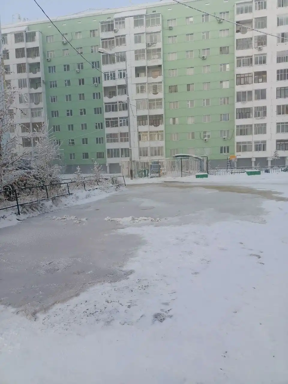 Течёт вода на машины во дворе на ДСК