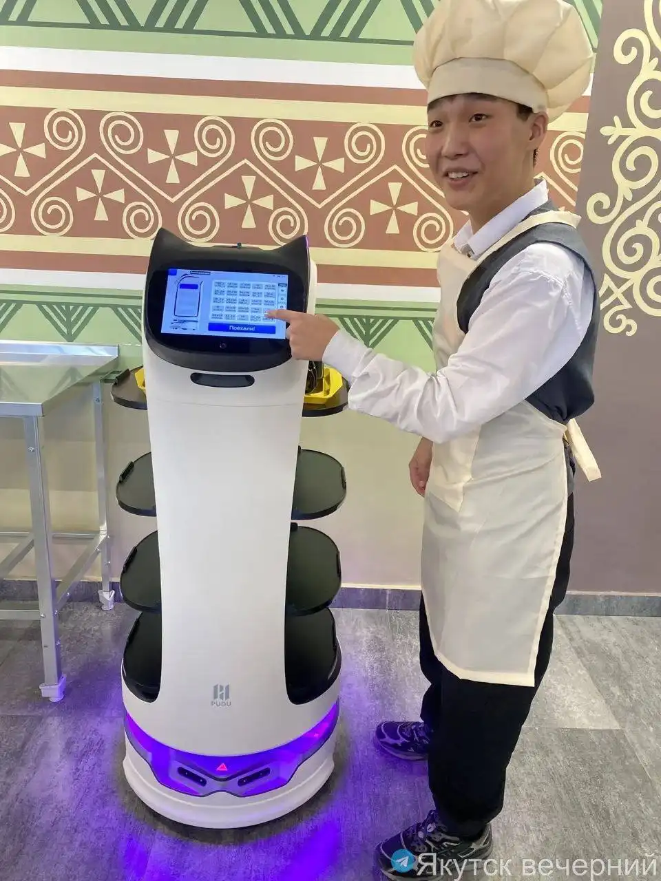 Робот-официант BellaBot в школьной столовой - Барахолка в Якутск
