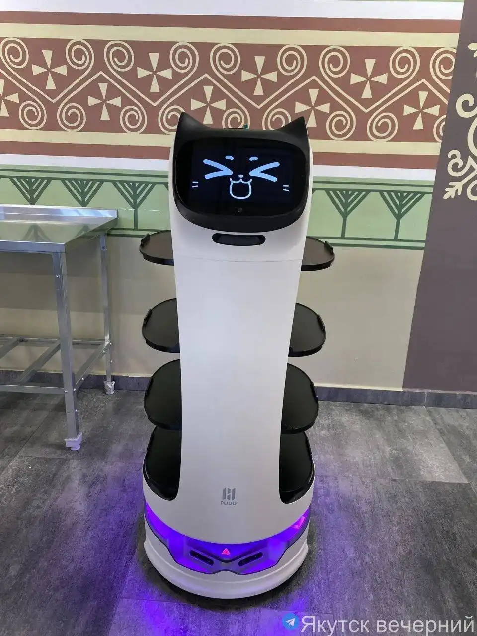 Робот-официант BellaBot в школьной столовой - Барахолка в Якутск