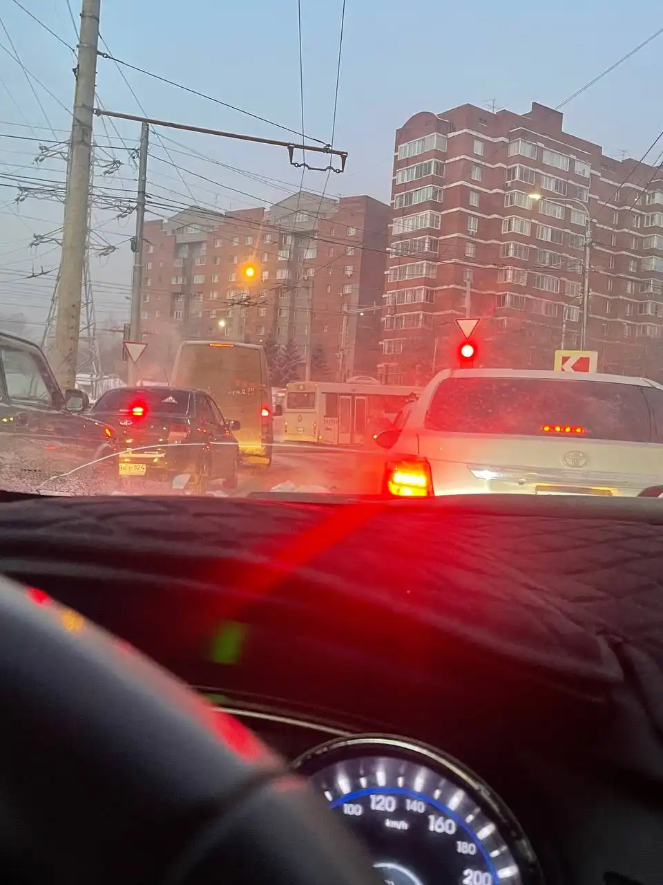 Лобовое стекло лопнуло от мороза