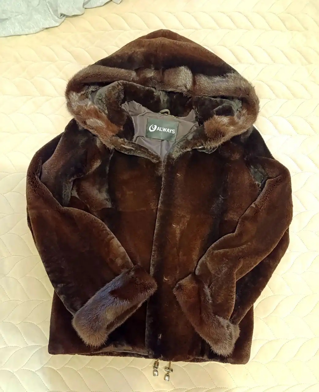 Продам короткую норковую шубку