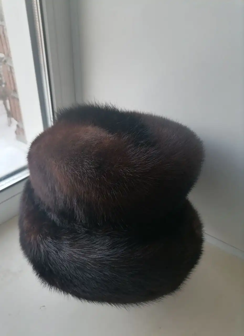 Женская шапка из меха норки коричневого цвета