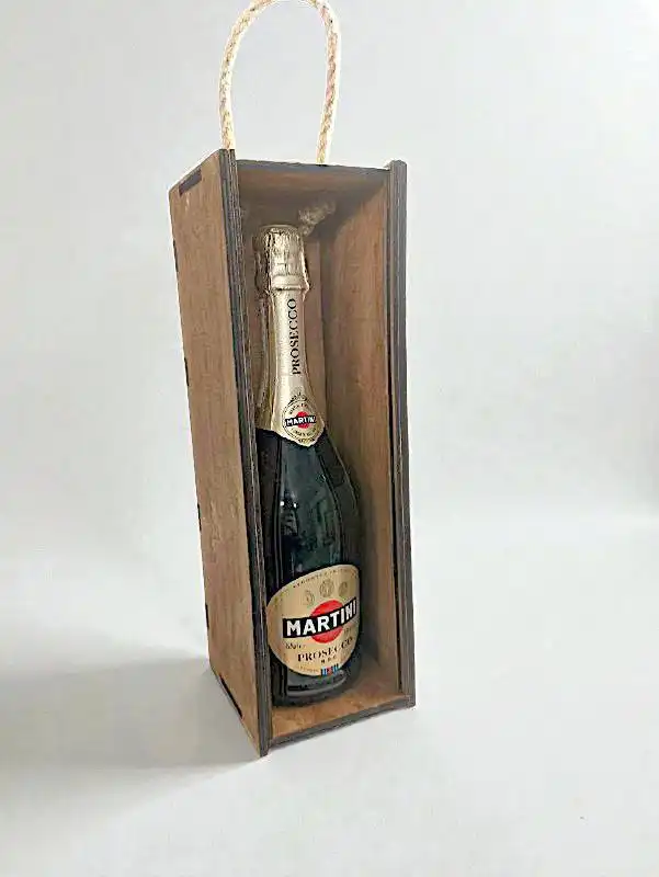 Деревянная коробочка с гравировкой для бутылки