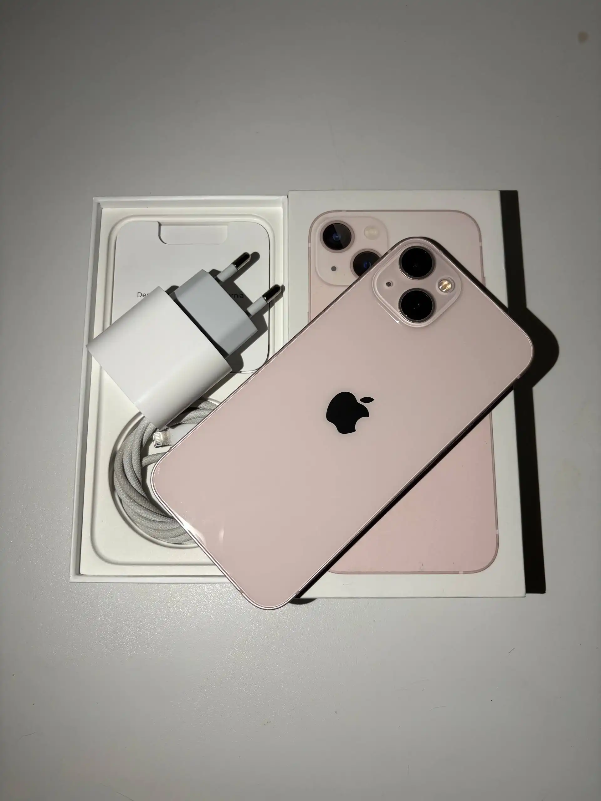 Продам iPhone 13 в идеальном состоянии