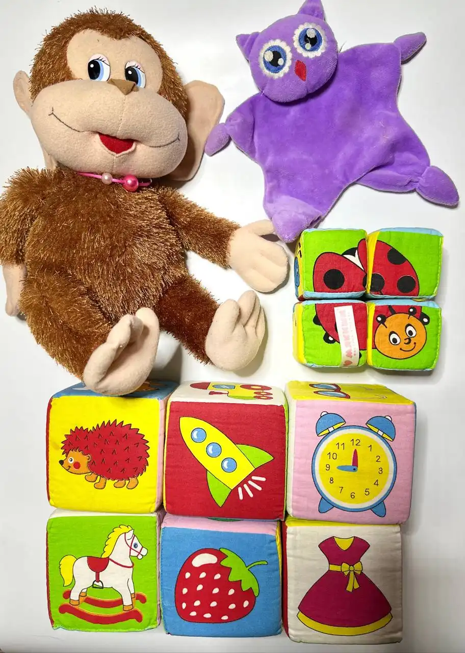 Детские игрушки: мягкие кубики, ручная игрушка и говорящая мартышка