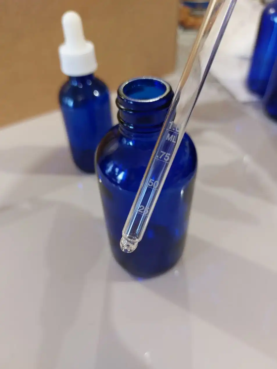 Стеклянный флакон с мерной пипеткой для эфирных масел и косметики