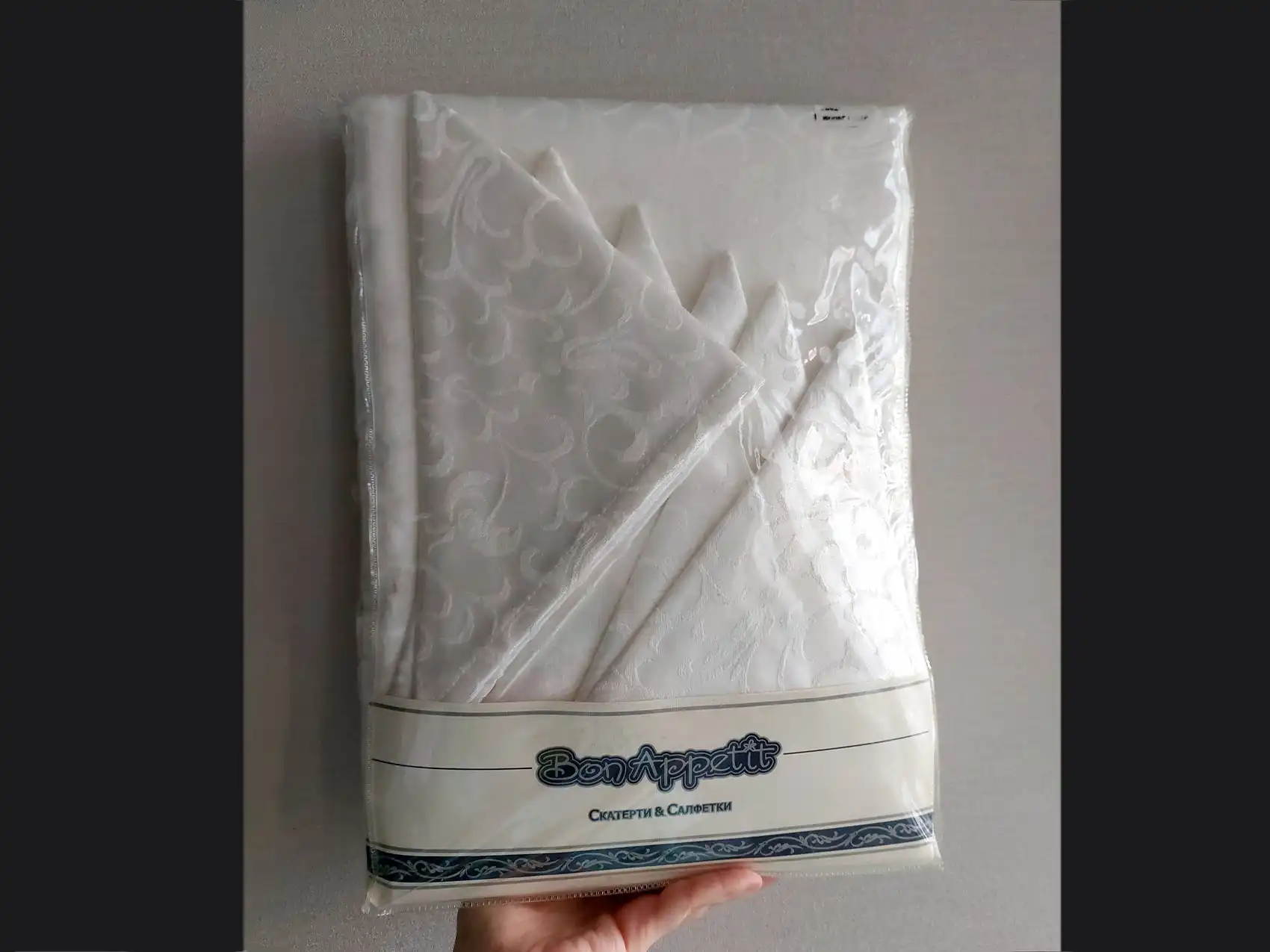 Комплект скатерть и салфетки белые с вензелями