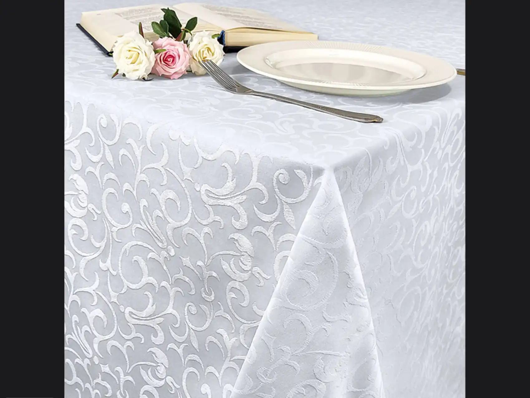 Комплект скатерть и салфетки белые с вензелями