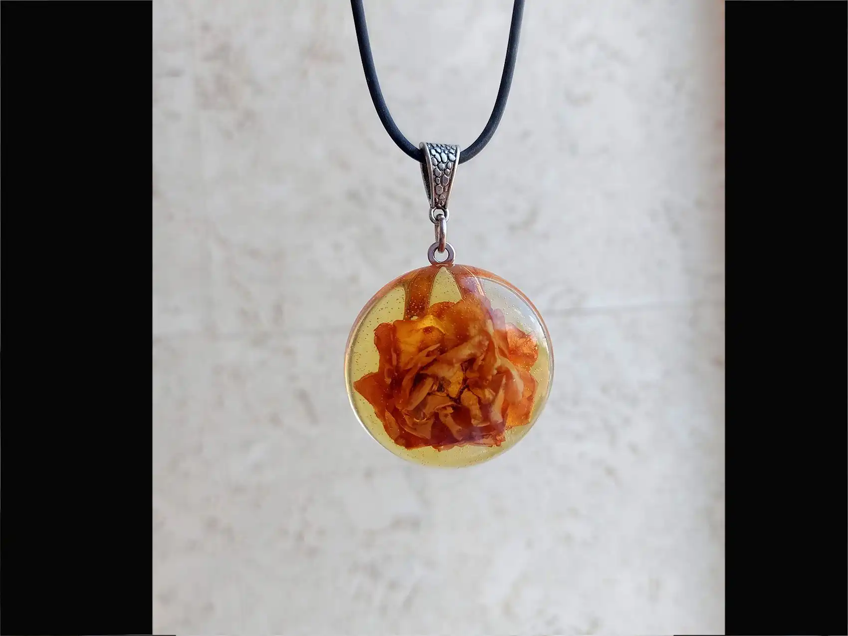 Новые подвески с живыми растениями в эпоксидной смоле