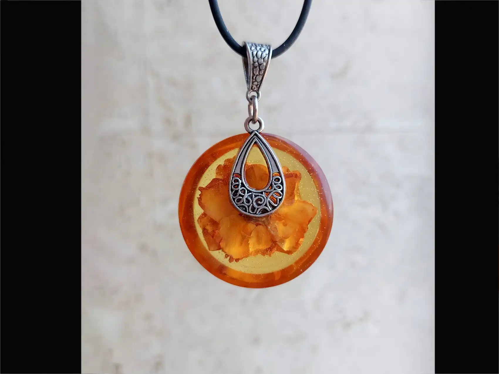 Новые подвески с живыми растениями в эпоксидной смоле