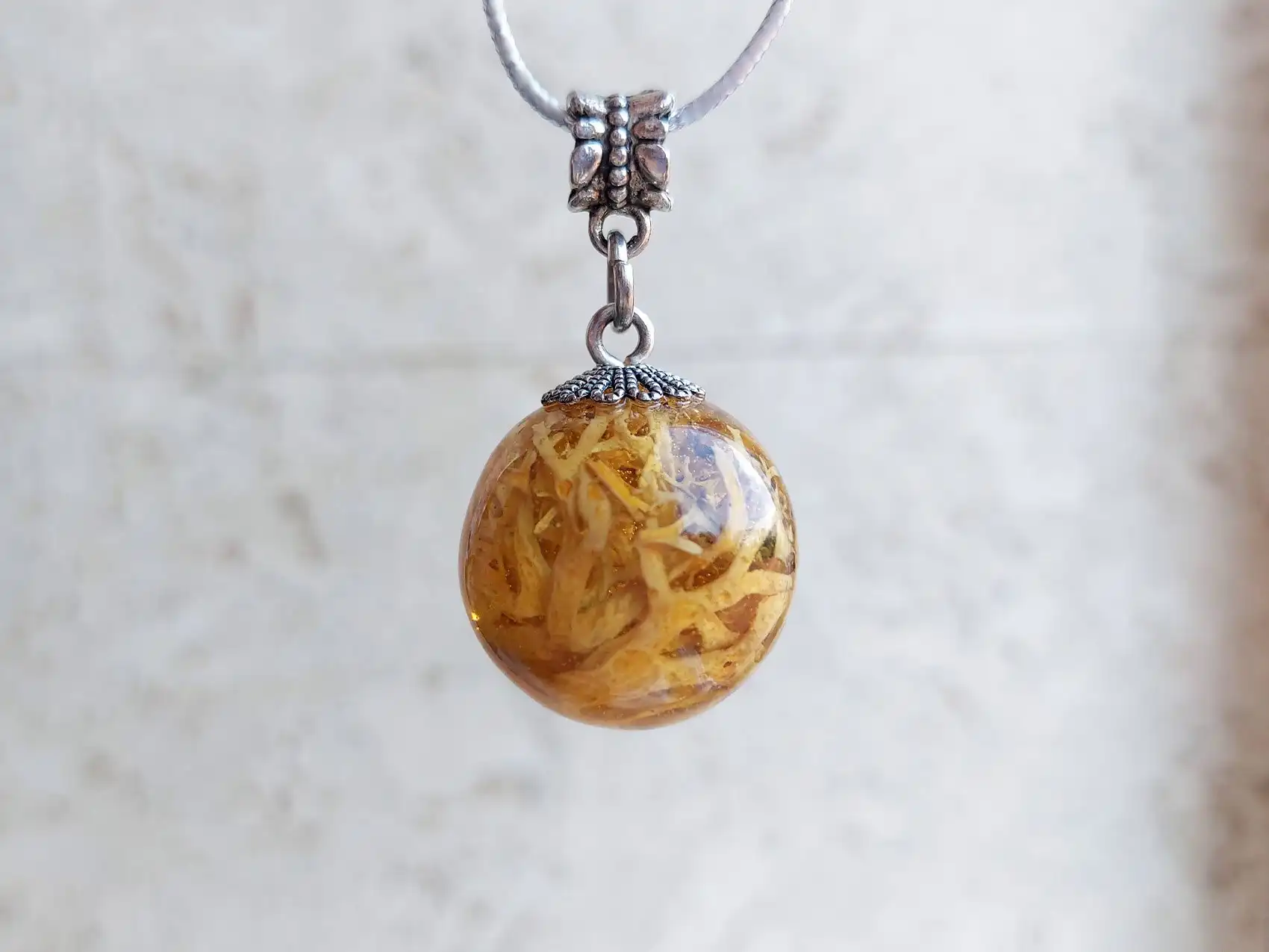 Новые подвески с живыми растениями в эпоксидной смоле