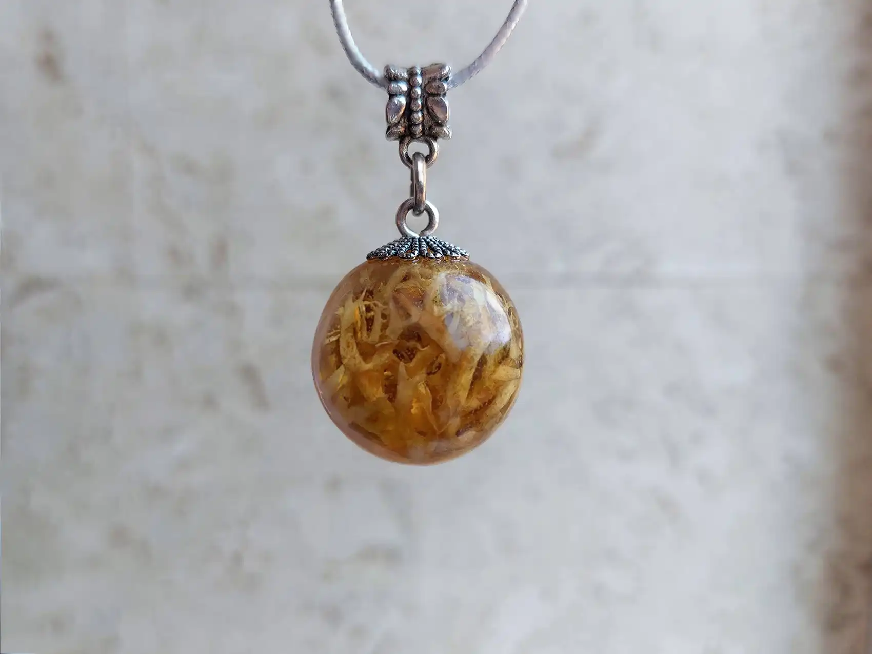 Новые подвески с живыми растениями в эпоксидной смоле