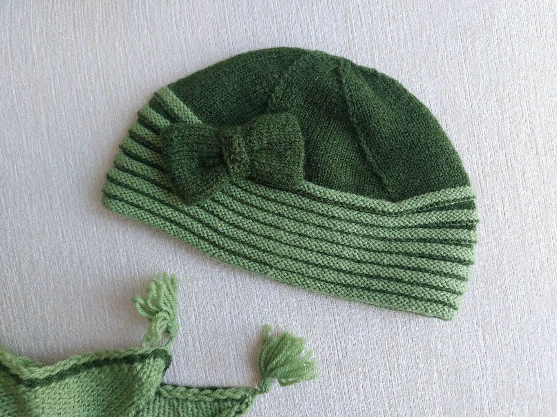 Продам шерстяную шапку с косынкой и бантом