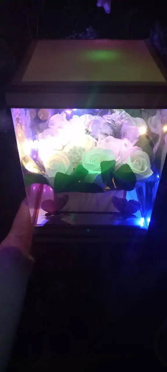 Букеты из мыльных роз с подсветкой и в шляпной коробке